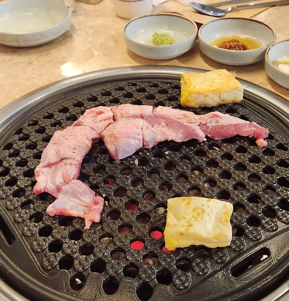 A staff member grilling the gamjagisal directly