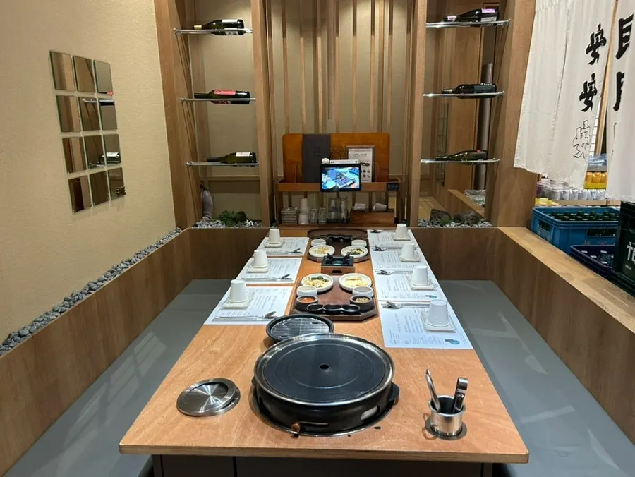 칸막이가 있는 일반 테이블 자리