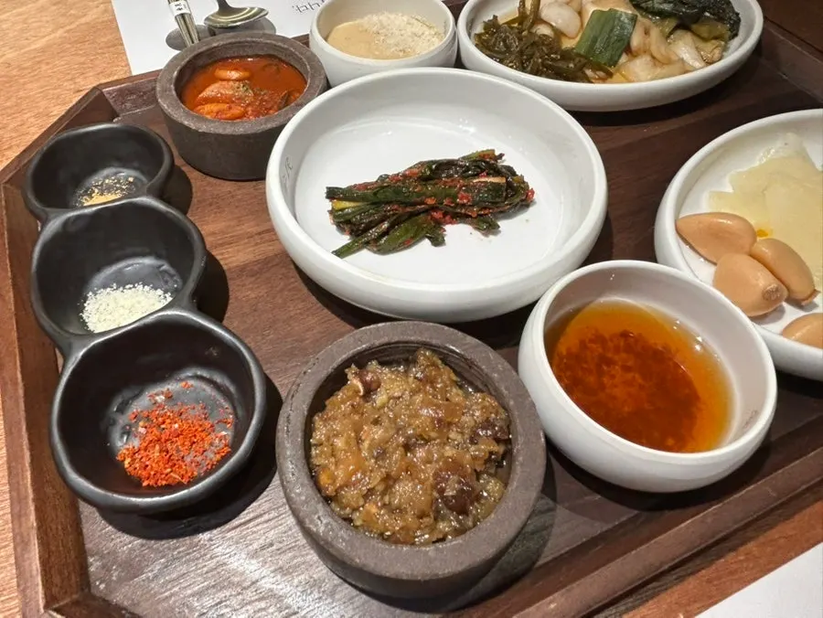 세팅이 끝난 테이블 자리 전경