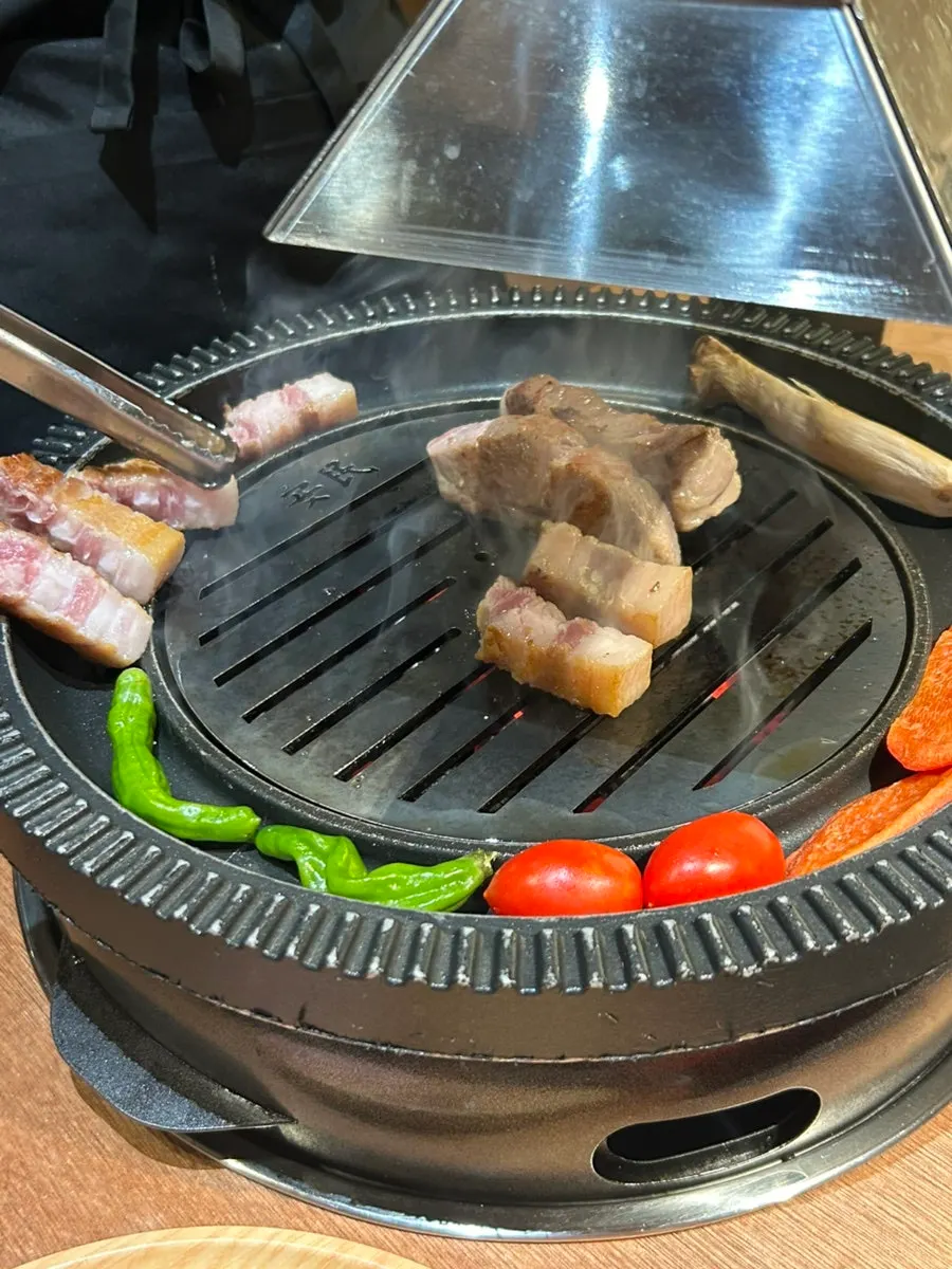 직원이 불판에서 고기를 구워주는 모습