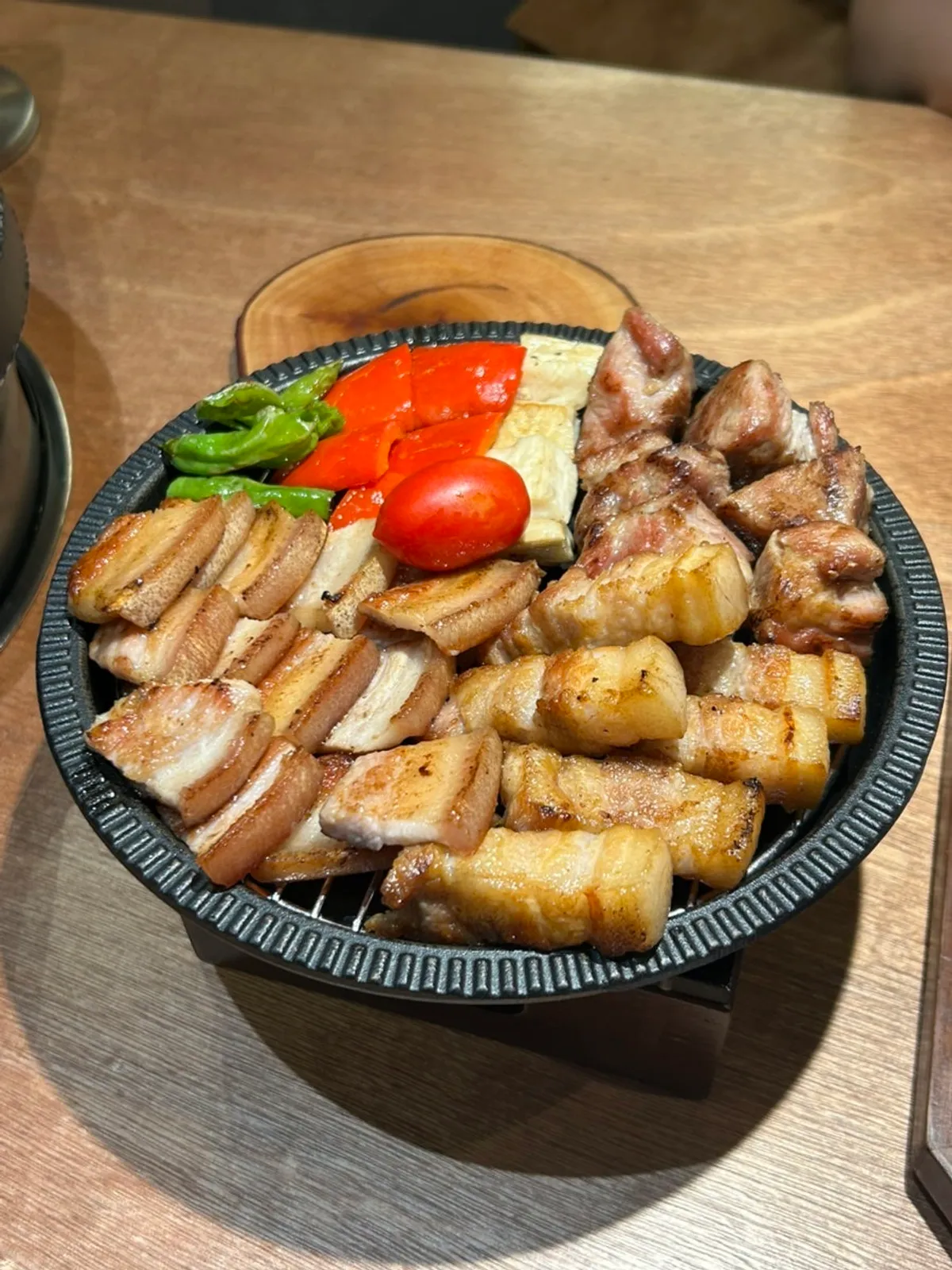 고체연료 판에 올려진 구운 삼겹살과 껍데기항정살