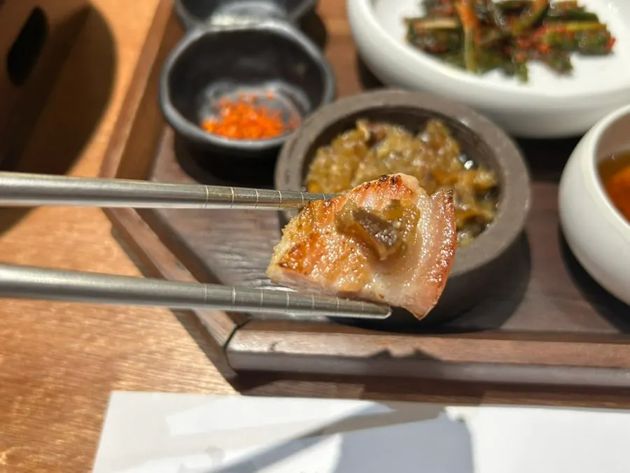 소금에 찍어 먹는 껍데기 항정살 한 점