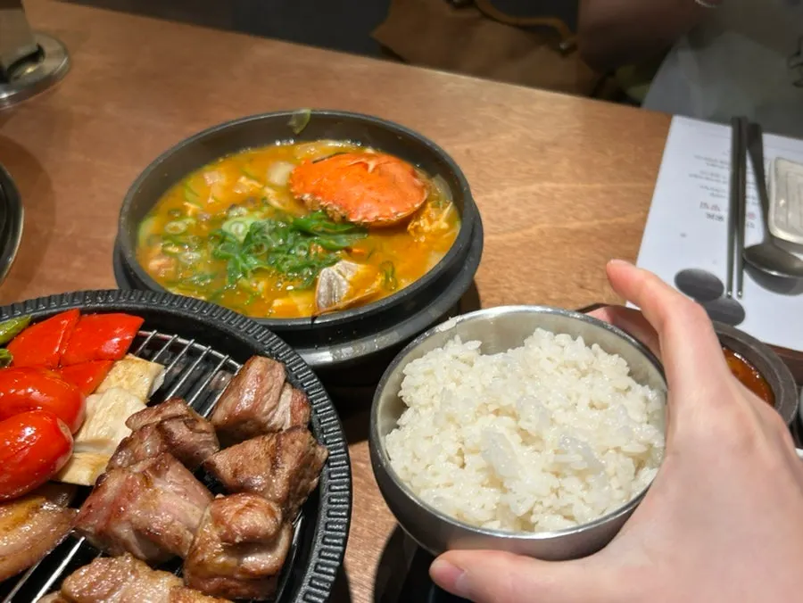겉절이와 함께 싼 삼겹살 쌈
