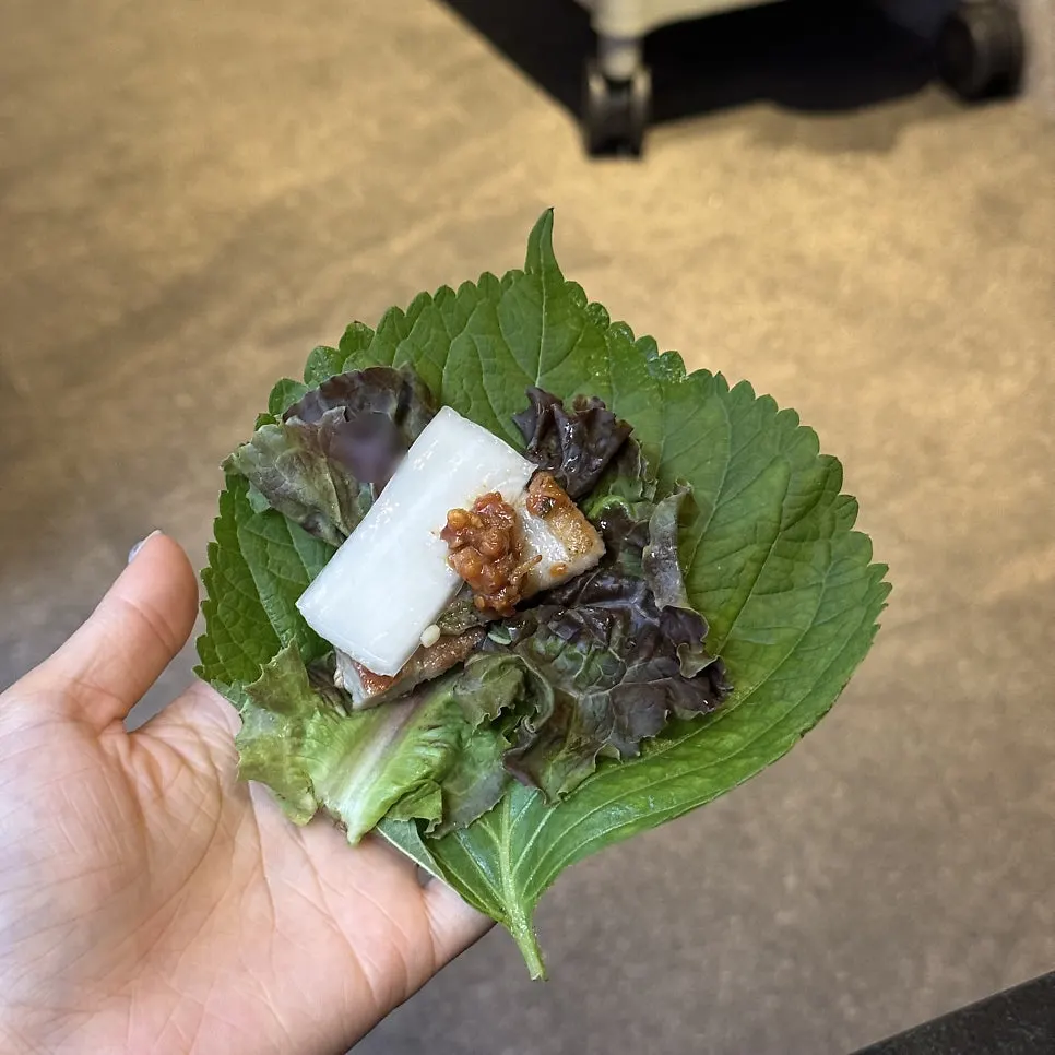 멜젓에 찍은 생갈비 한 점
