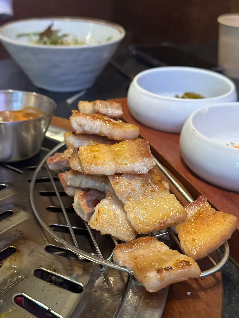 참기름장에 찍은 생돼지갈비