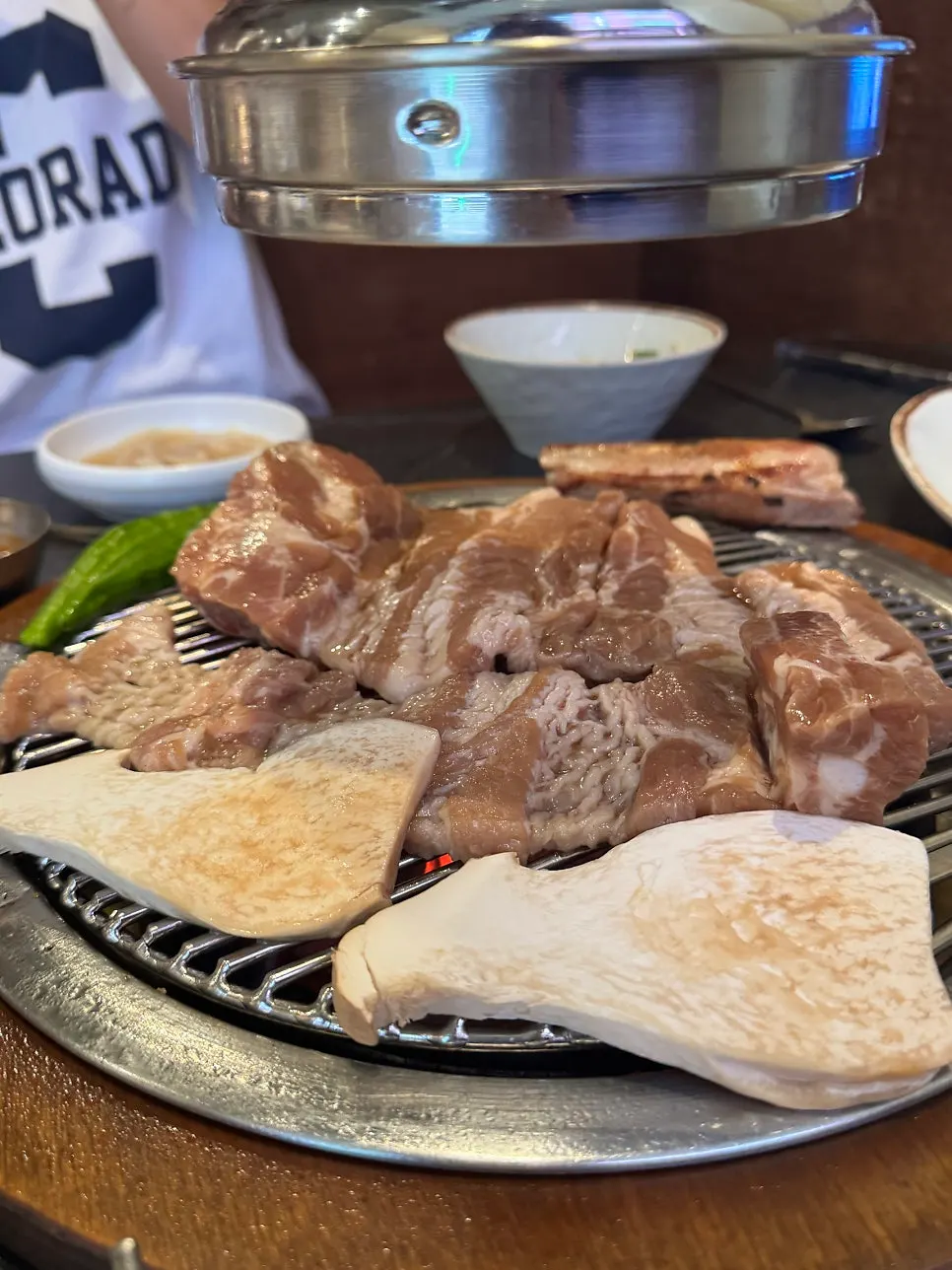 새 불판에 올려 굽는 양념돼지갈비