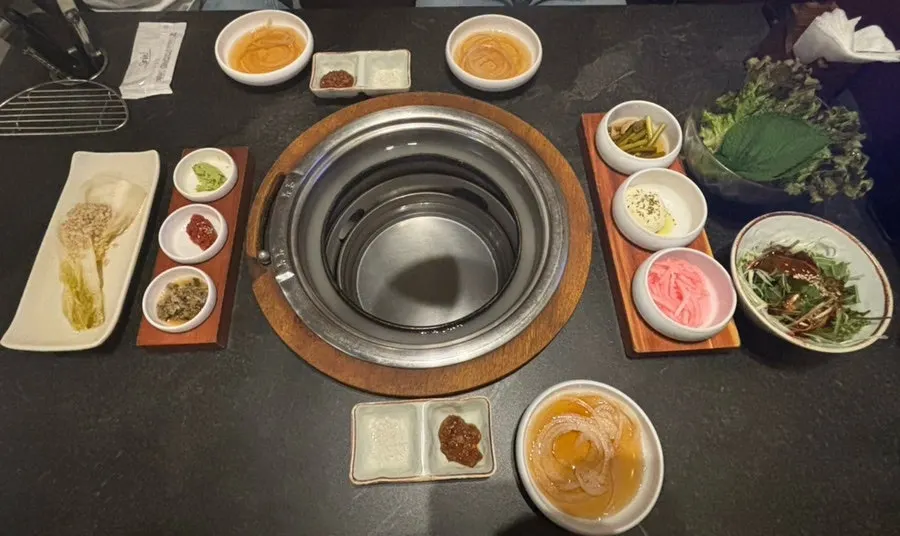 Gilchon Sutbul Galbi's basic table setting