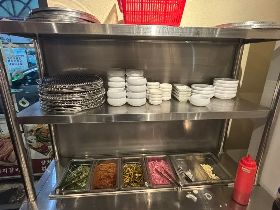 Self-serve corner for refilling side dishes