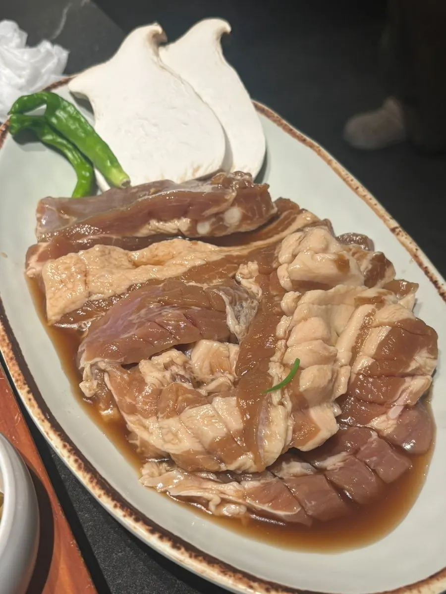 Marinated pork rib platter, 500g, set on the table