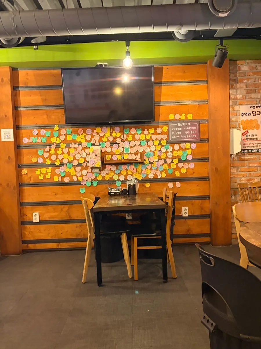 테이블 간격이 널찍한 내부
