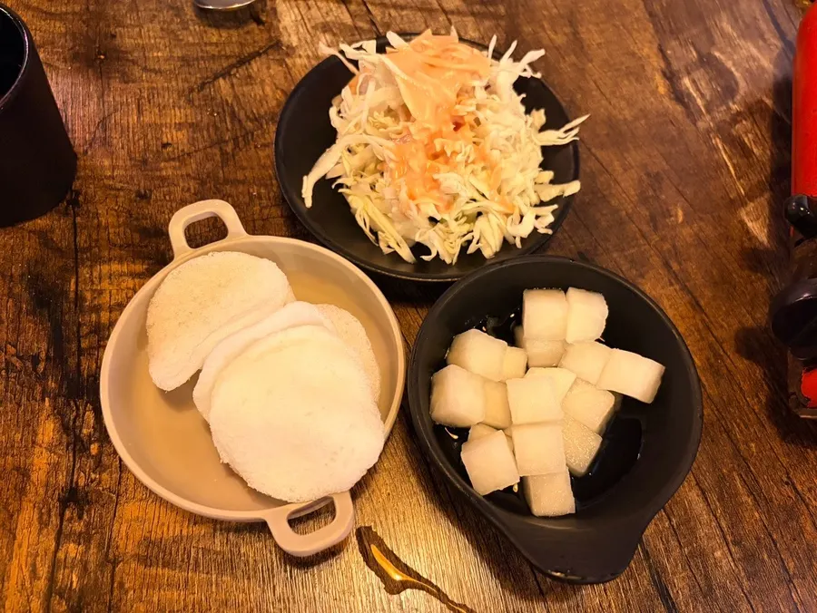 양배추 샐러드와 치킨무, 알새우칩 기본 찬