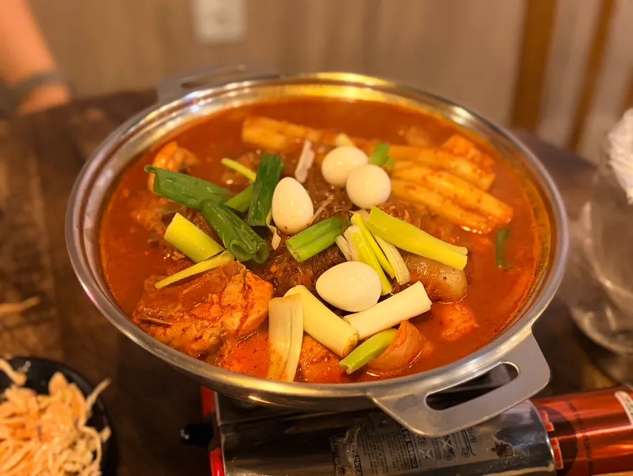스테인리스 냄비에 담긴 닭볶음탕