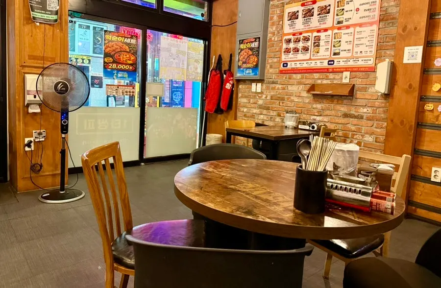 똥집엔탕 세트가 차려진 테이블