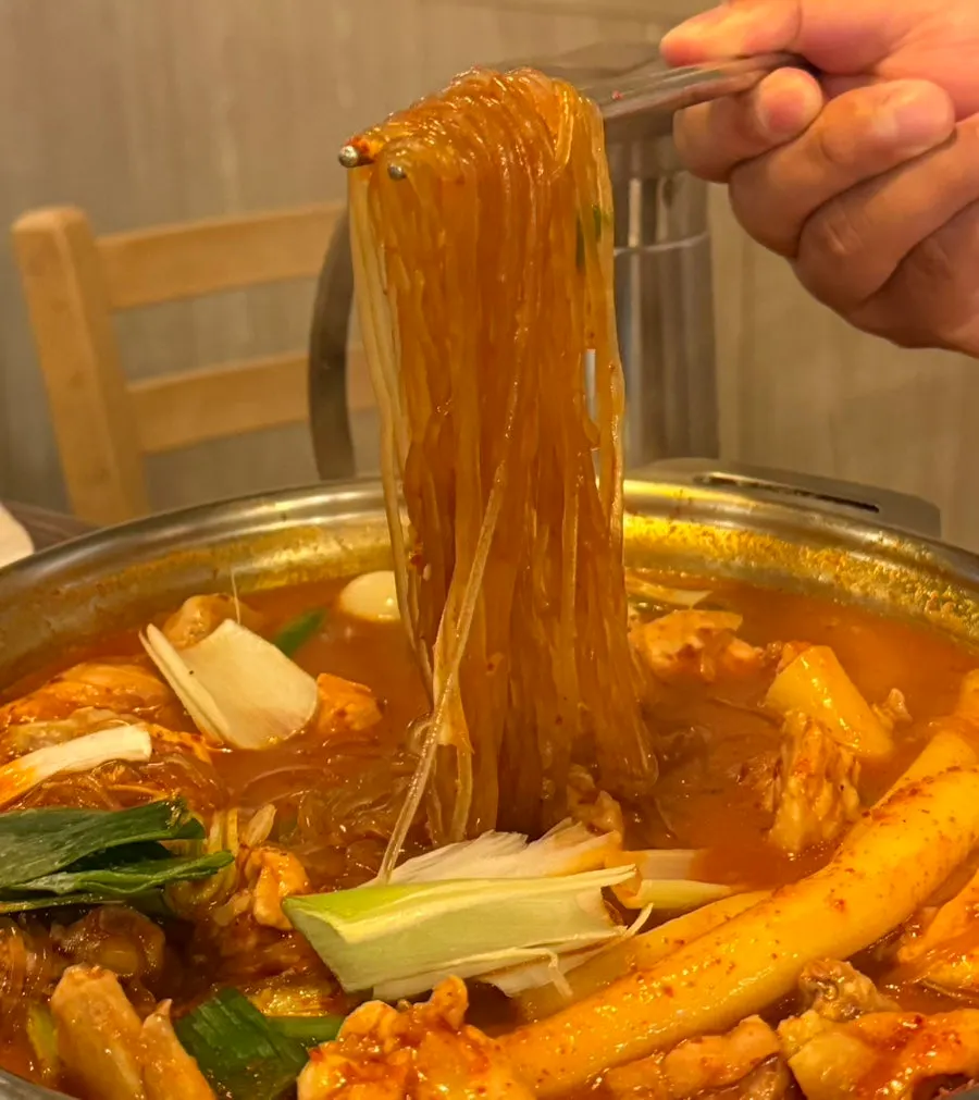 버너 위에 올려진 닭도리탕 냄비