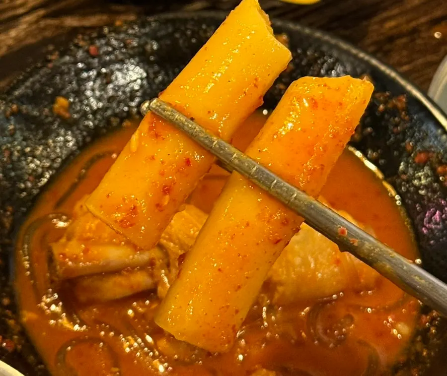 국물을 적신 밥과 닭고기 한 숟갈
