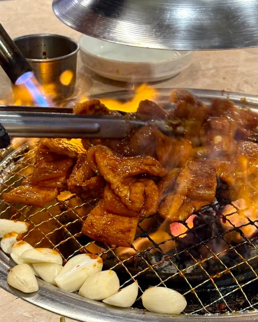 Gochujang samgyeopsal grilled by staff without burning