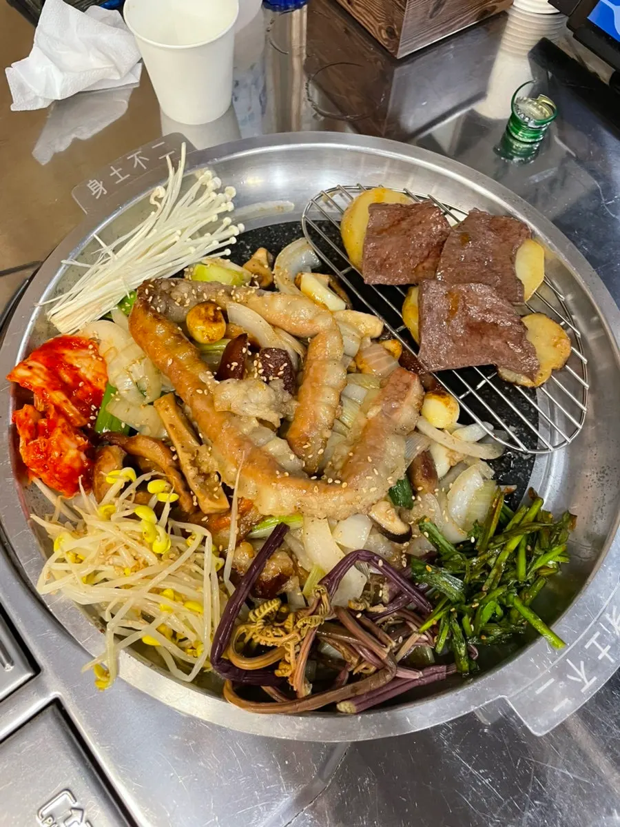 Mixed gopchang and vegetables on the grill