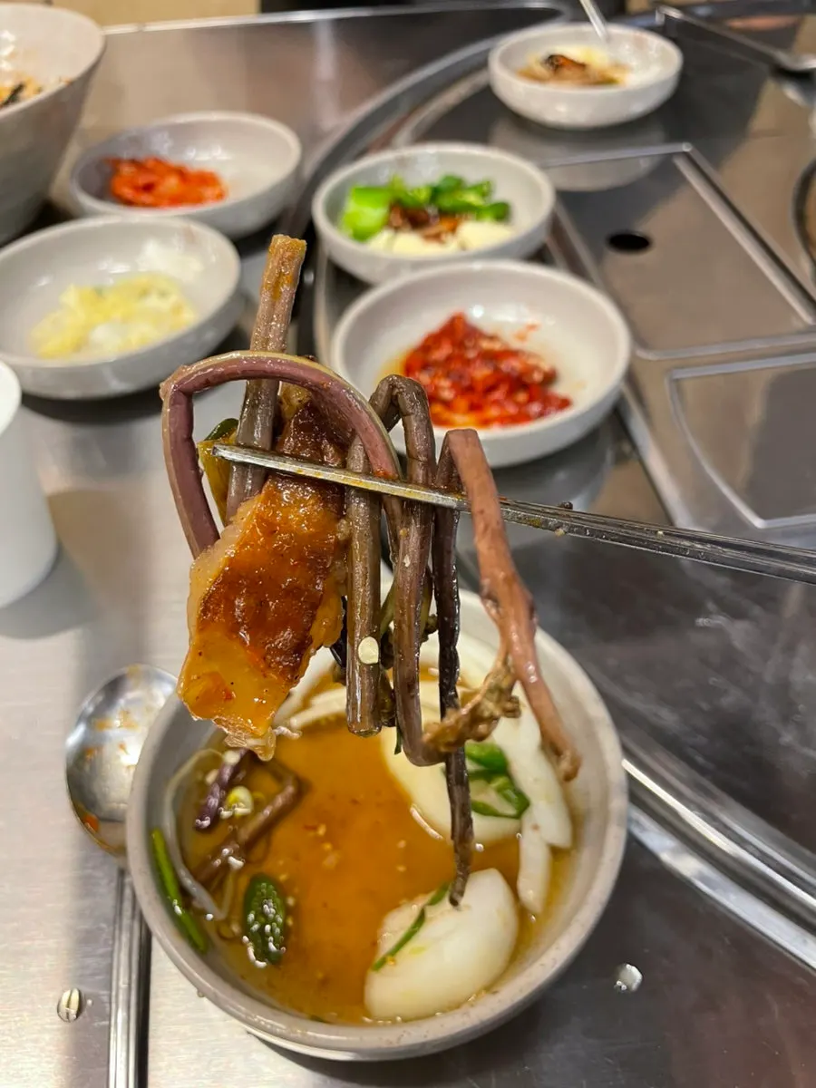 Gopchang picked up with garlic chives