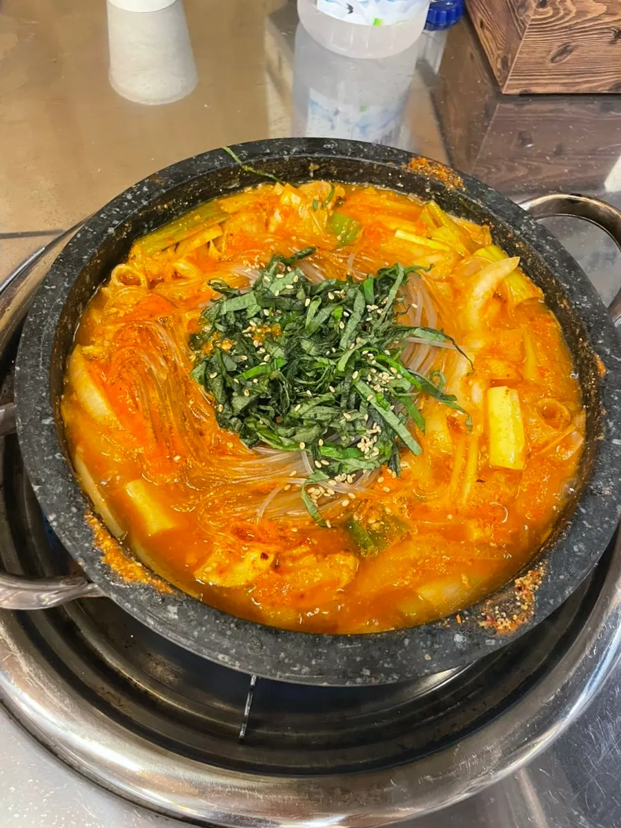 Table setting for the single-portion Korean beef gopchang hot pot
