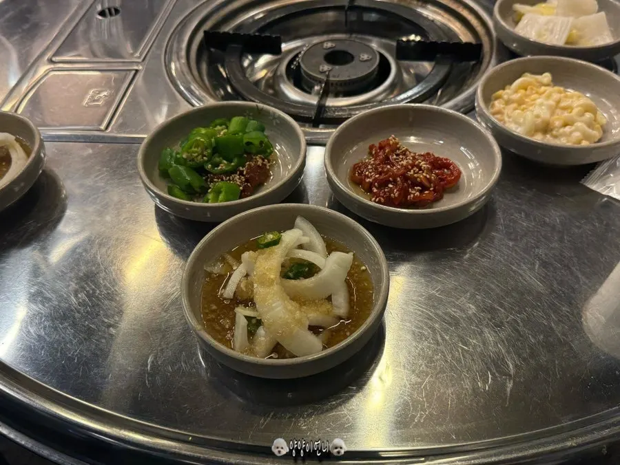 Grilled gopchang with a drink on the side