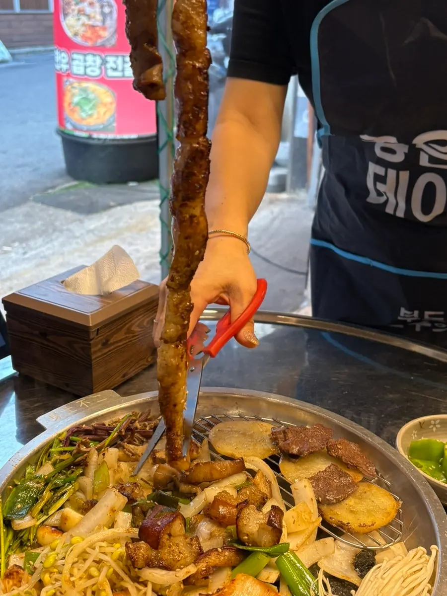 Thick cuts of grilled gopchang on the grill