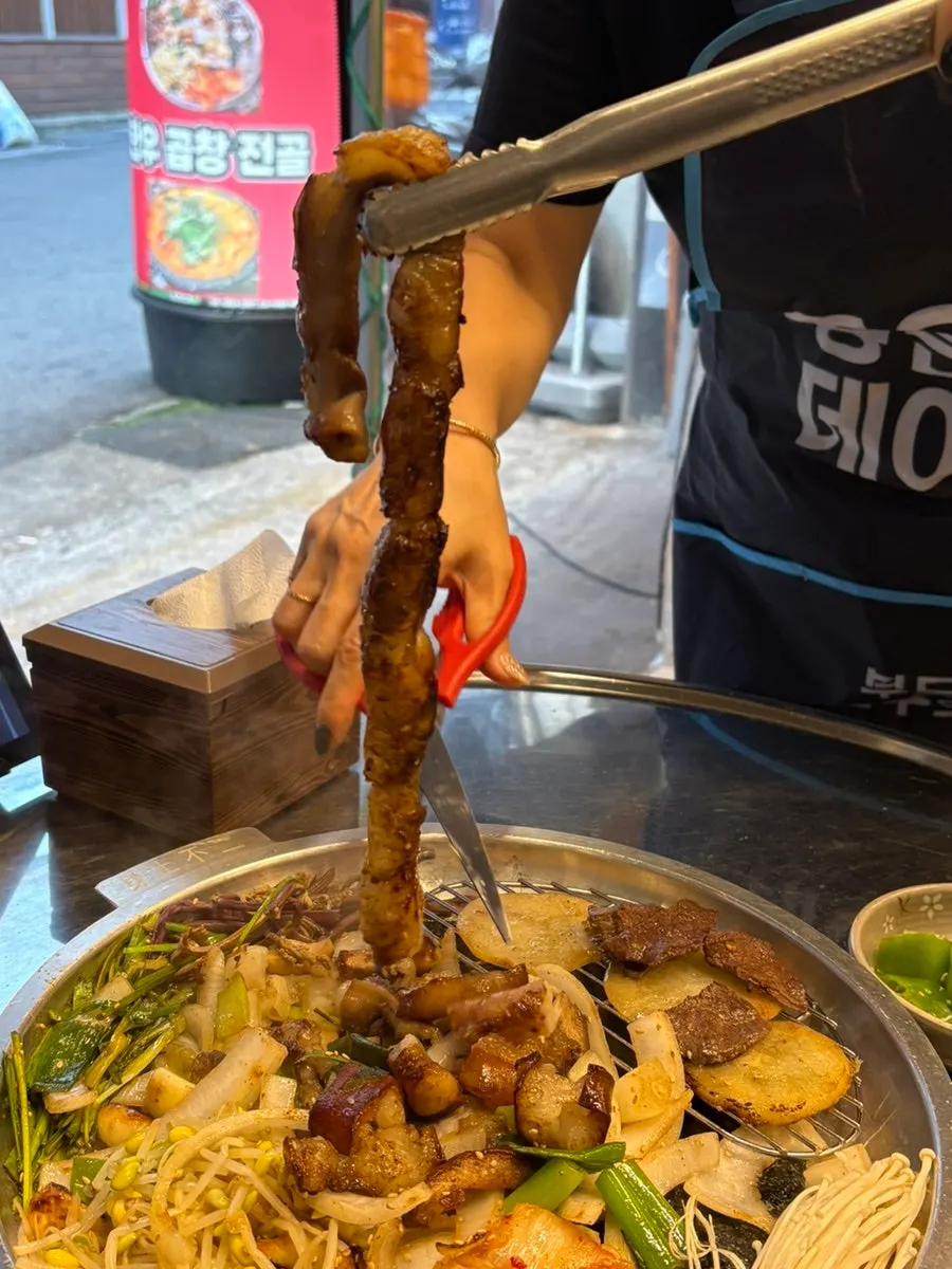 Gopchang grilling to a golden brown