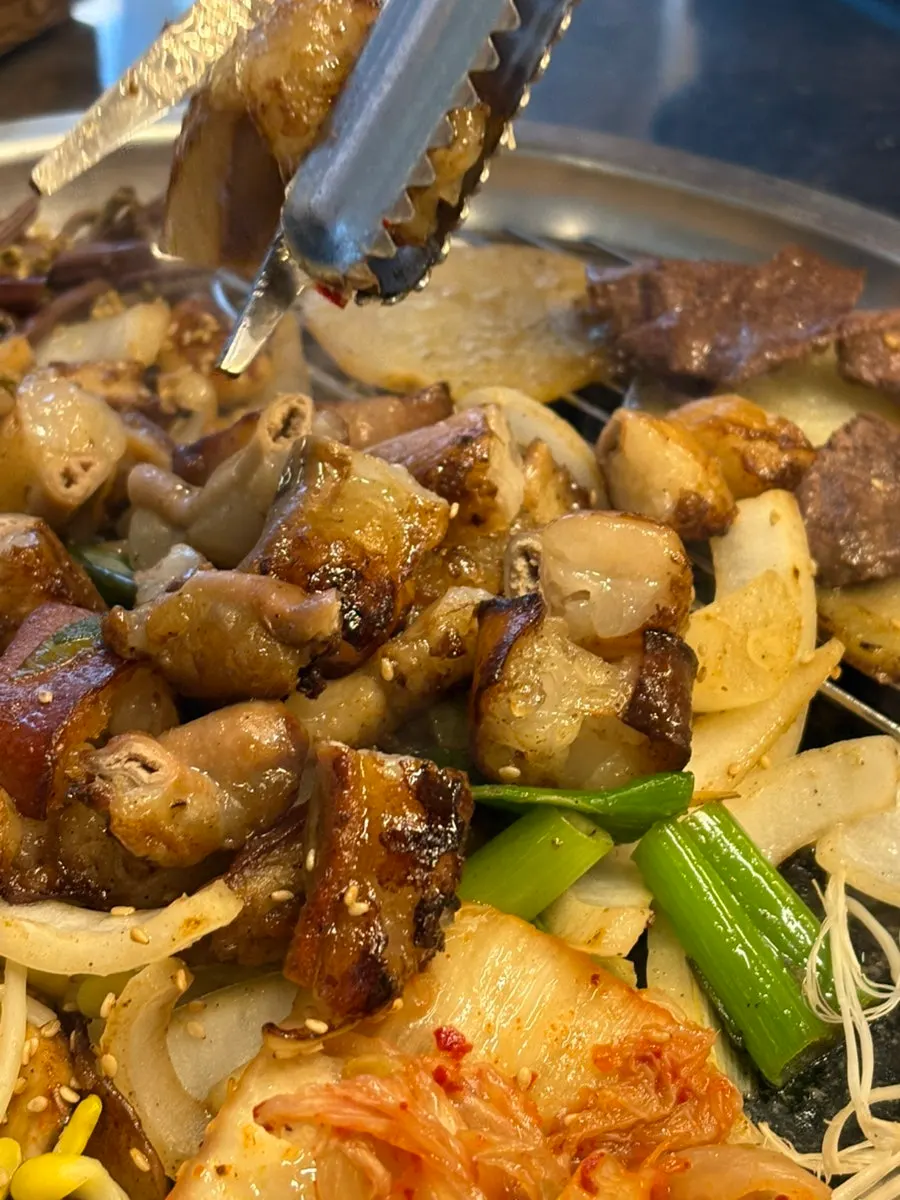 Vegetables grilling alongside the gopchang