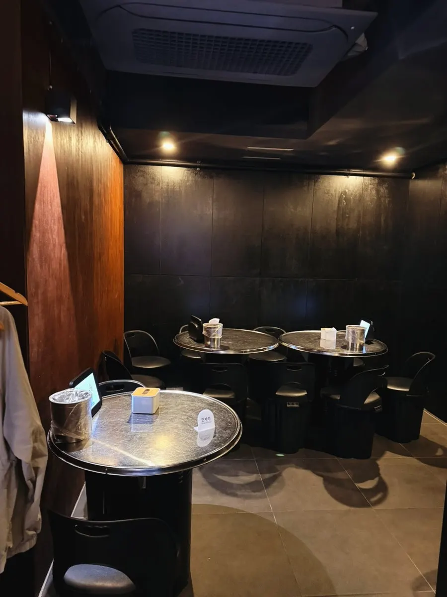 Table seating at Sinineurin Dakbal with indirect lighting
