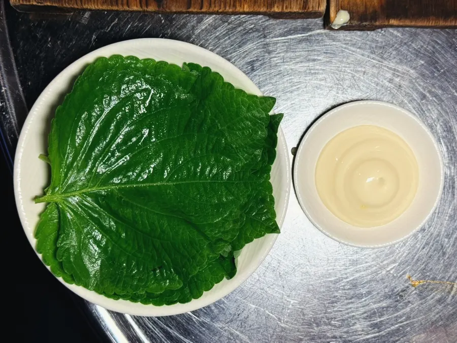Side perilla leaves and mayo-based sauce