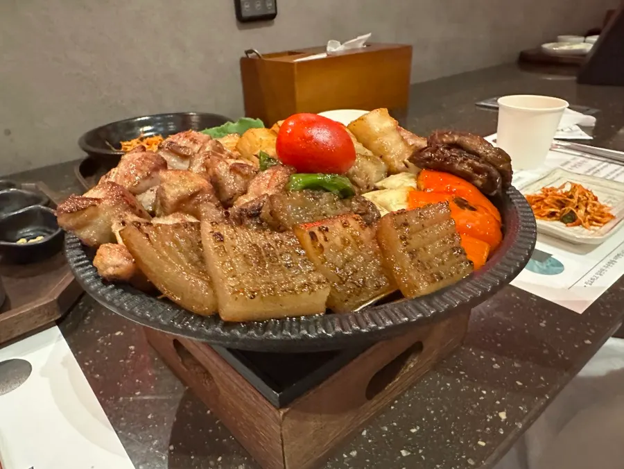 Carne asada sobre un mini brasero