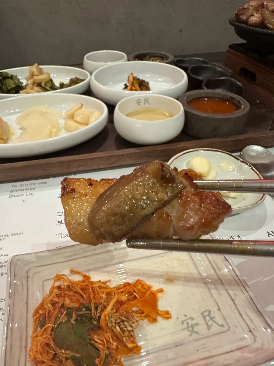 Carne acompañada de jeotgal de entrañas de pez sable