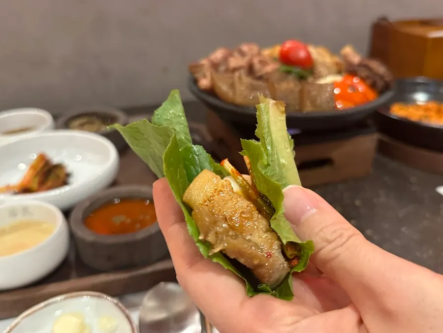 Combinación de carne asada con wasabi de shiitake