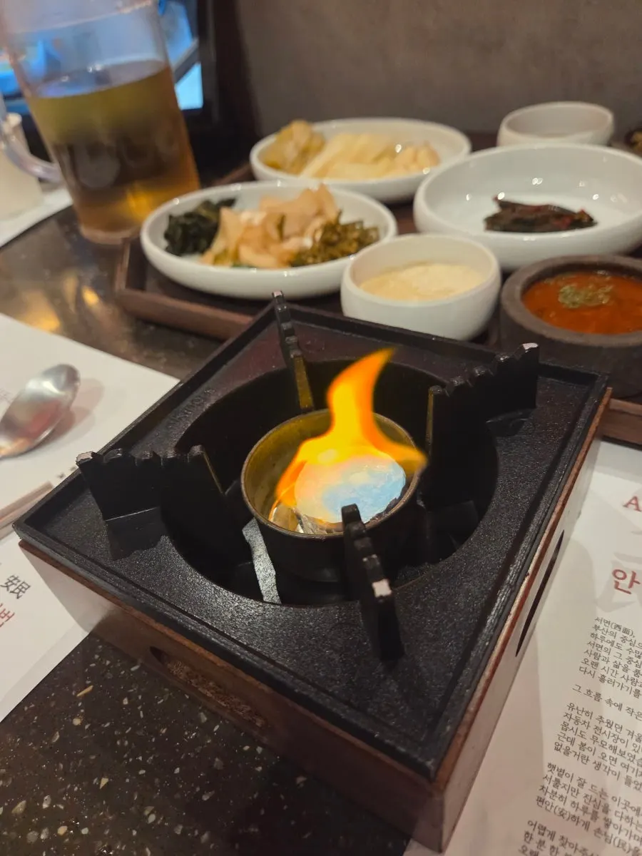 Grilled meat placed on a mini brazier