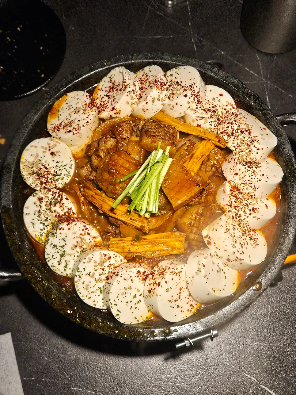 뚝배기에 담겨 나온 순두부 마라 껍데기