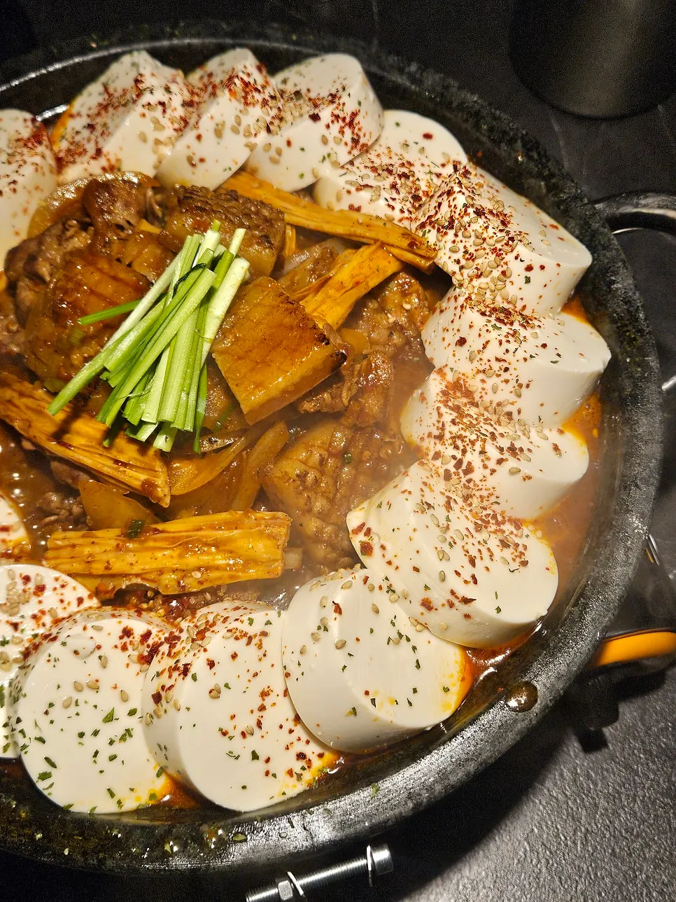 버너 위에서 끓고 있는 순두부 마라 껍데기 뚝배기