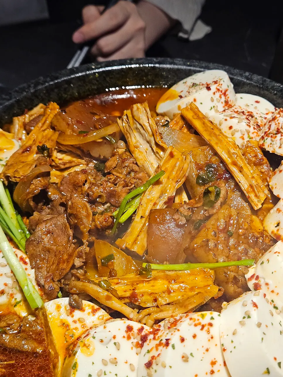재료를 뒤섞은 순두부 마라 껍데기