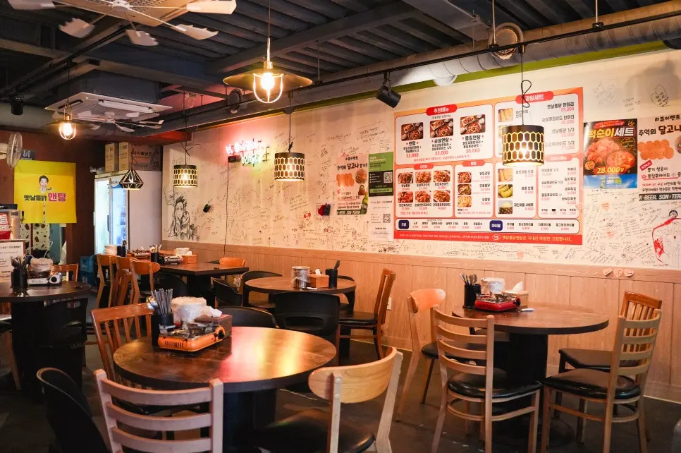 치맥을 즐기기 좋은 넓은 매장 내부