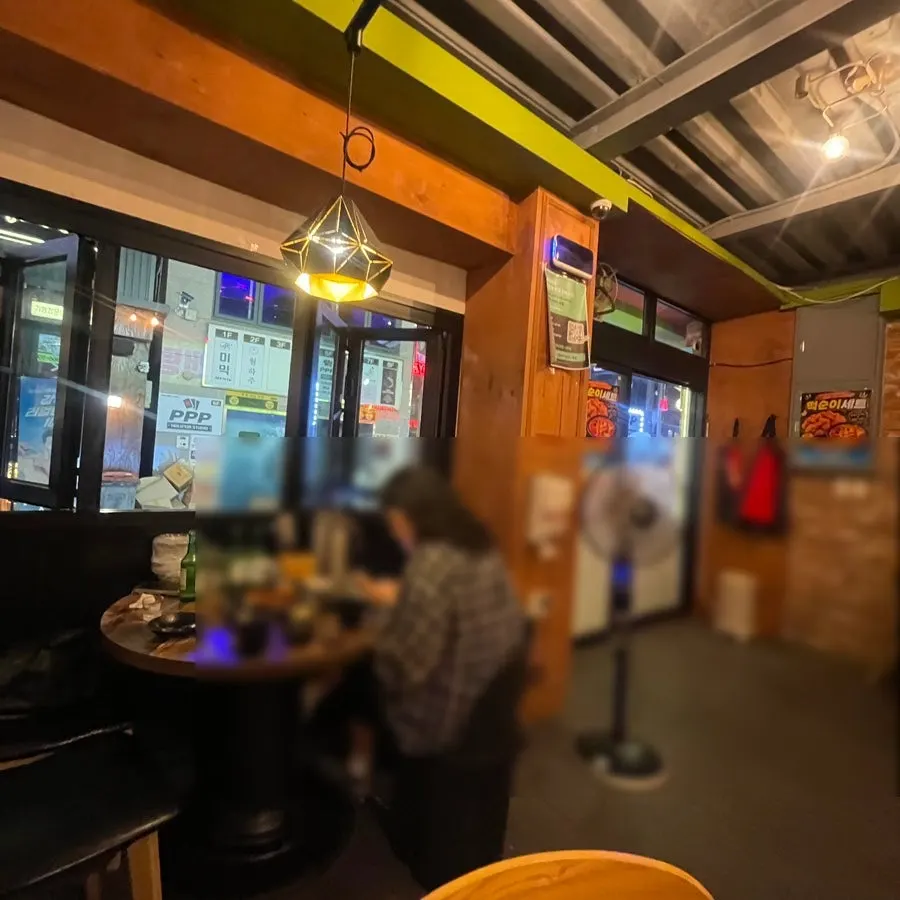 Interior atmosphere of Yetnal Tongdak & Tang Seomyeon Branch