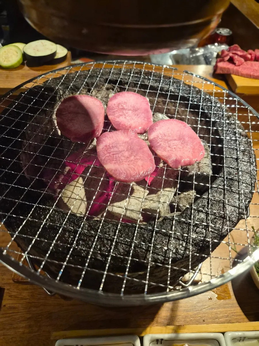 Tasting yuk sashimi topped with seasoning