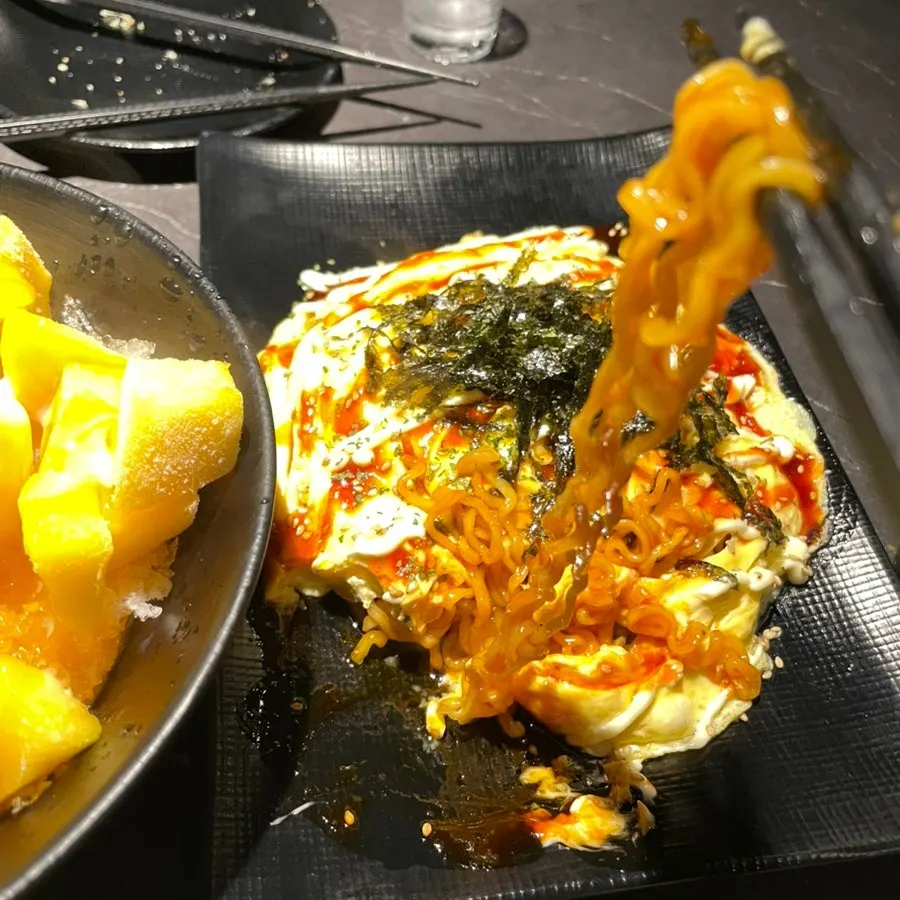 치즈 늘어지는 불닭계란전 한 조각
