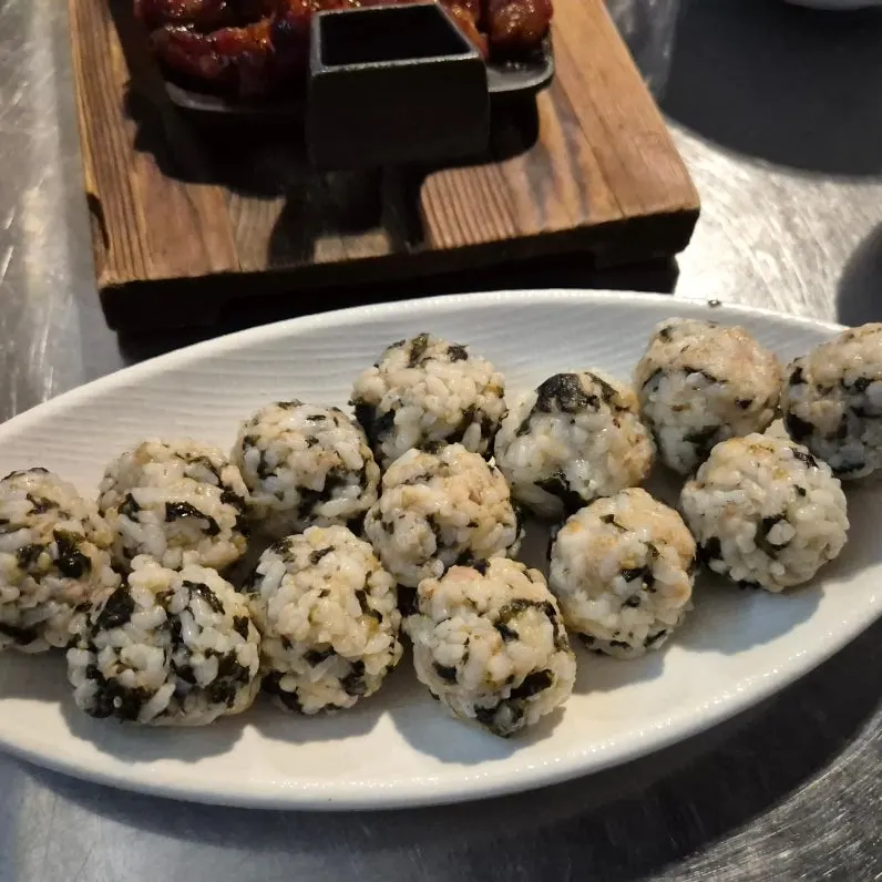 동그랗게 뭉친 참치마요주먹밥