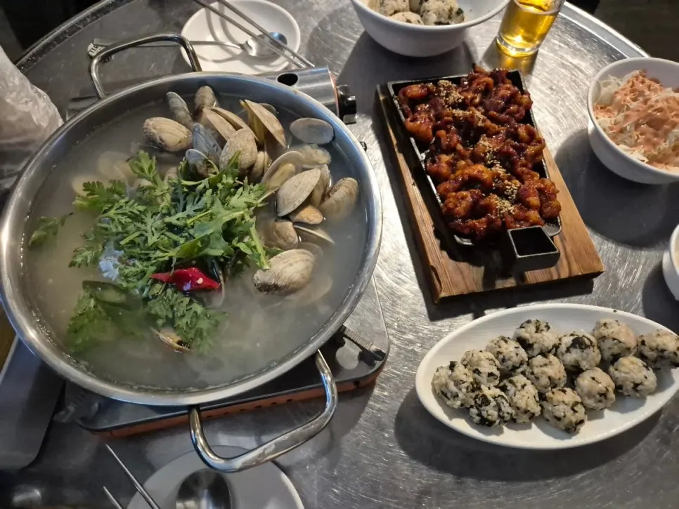 닭발과 조개탕이 차려진 한상