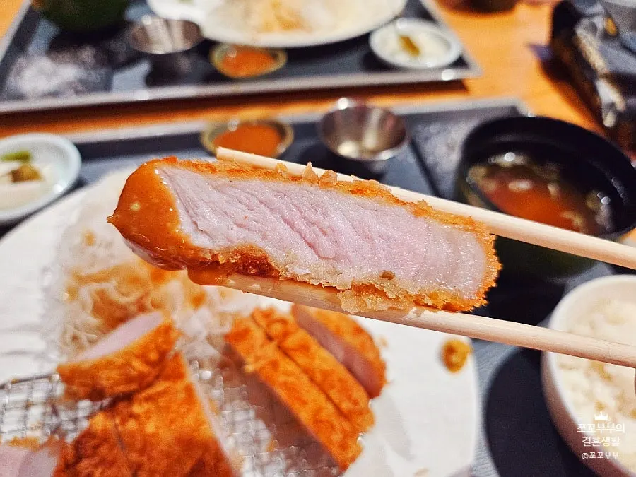 Side dishes and rice in the Katsu Gimseondo set