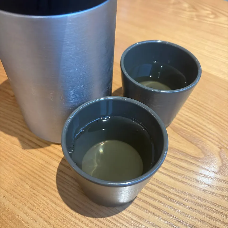 보리차 느낌의 물이 담긴 기본 상차림
