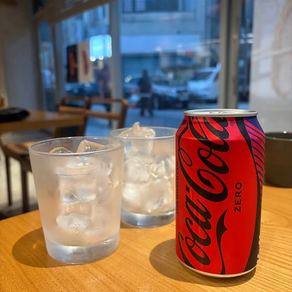 제로콜라와 함께 나온 얼음컵 두 잔
