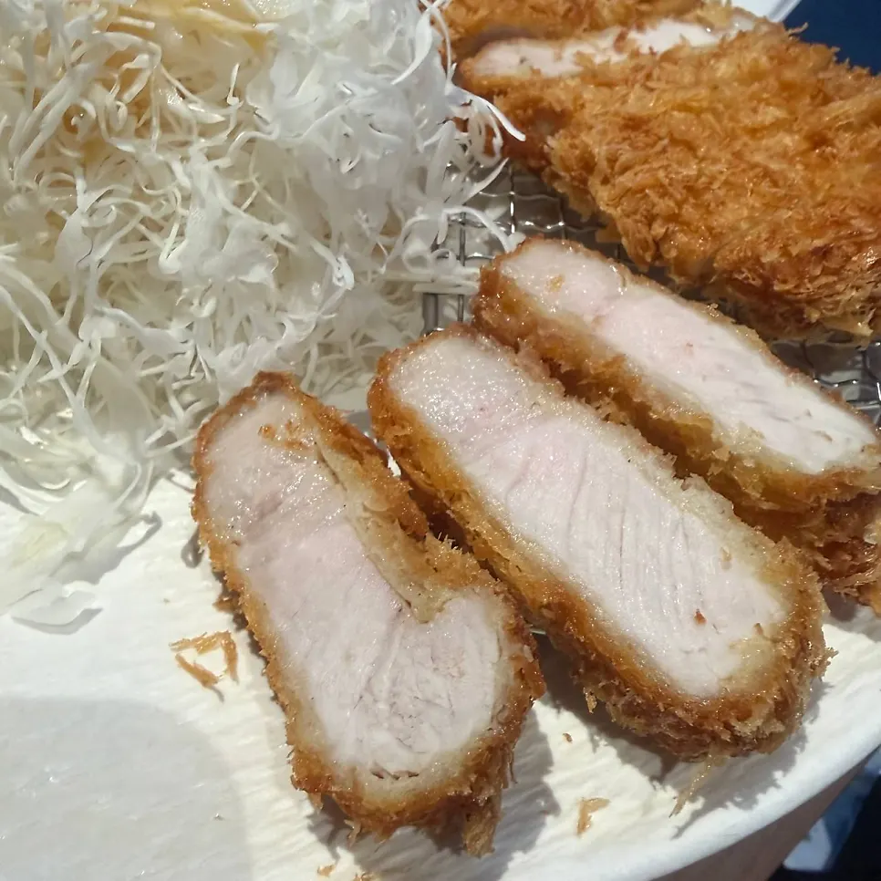 비계 끝부분이 붙은 등심돈카츠 한 점