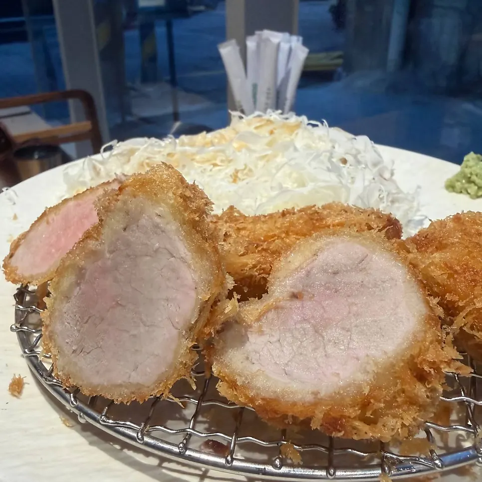 반으로 잘라 나온 안심돈카츠