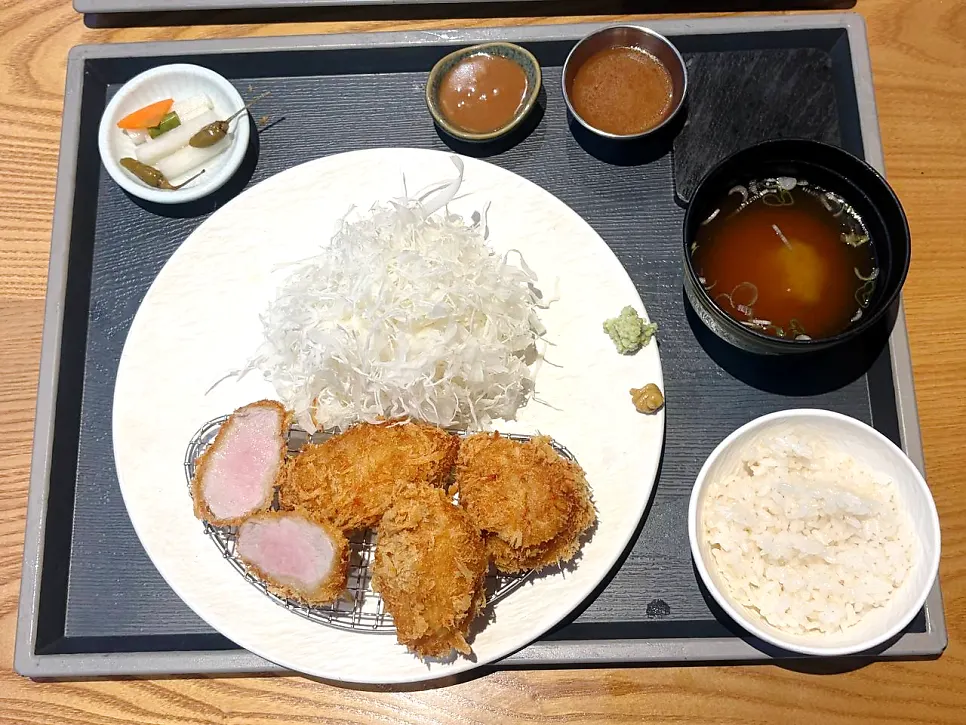식사를 마친 카츠김선도 테이블