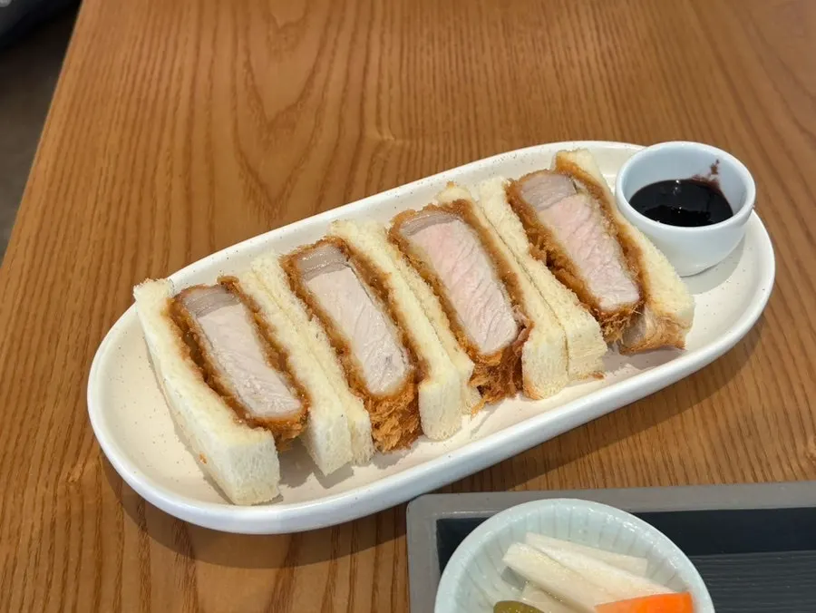 두툼한 카츠가 들어간 카츠산도