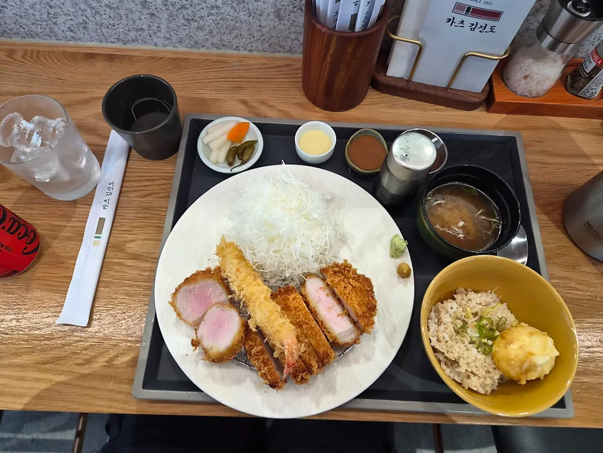 안심가츠와 등심가츠가 함께 차려진 선도정식 한 판